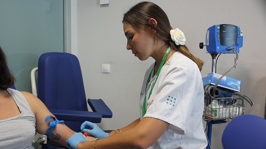 Enfermera saca sangre de una paciente